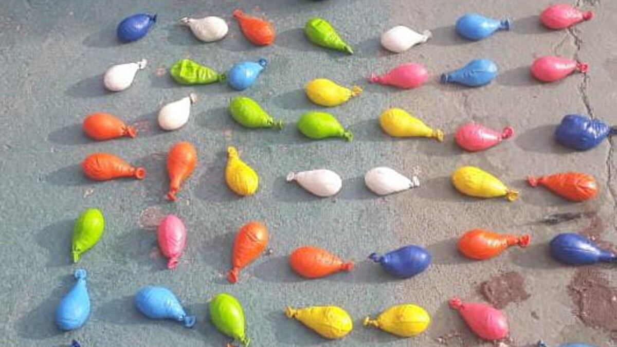 Los globos estaban listos para ser ingresados al estadio Kempes.