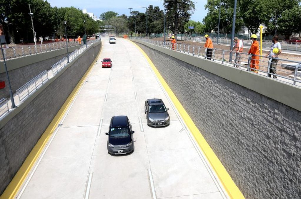 Obra del paso bajo nivel: Habilitan la rampa de Avenida 32 para el cruce de vehículos (Municipalidad de La Plata)