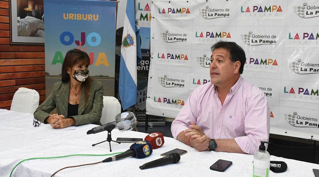 El intendente Pascual Fernández junto a la secretaria de Turismo, Adriana Romero, en el lanzamiento de la temporada, el miércoles pasado 
