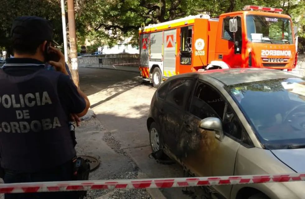 Se quemó un transformador en Córdoba y afectó a un auto.