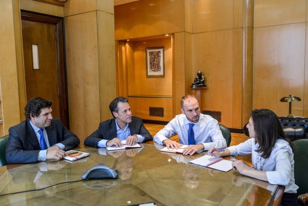 Martin Guzman en su reunión con Julie Kozack, Luis Cubeddu y Sergio Chodos en Buenos Aires. (Ministerio de Economia Via REUTERS)