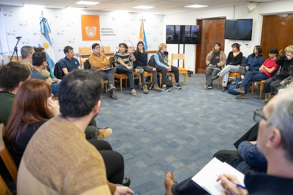 Estudiantes del Colegio Polivalente de Arte de Ushuaia y del Arko visitaron la Casa de Gobierno