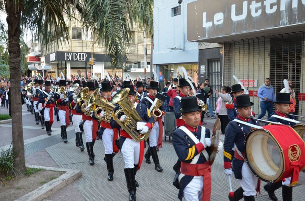 La Banda del Regimiento de Patricios, en las calles de Resistencia.