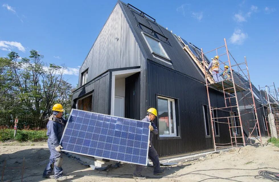 Colocan los primeros paneles de energía en las viviendas sustentables GEF