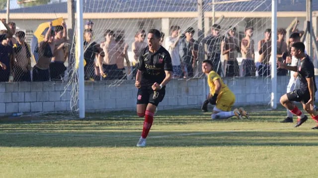 Gastón "Toti" Monserrat convirtió dos goles en Santa Fe y clasificó 9 de Julio