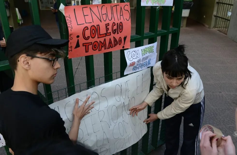 Los alumnos de la escuela "Lengüetas" mantienen la toma, mientras el Gobierno porteño anunció que dictará clases igualmente en otros establecimientos.