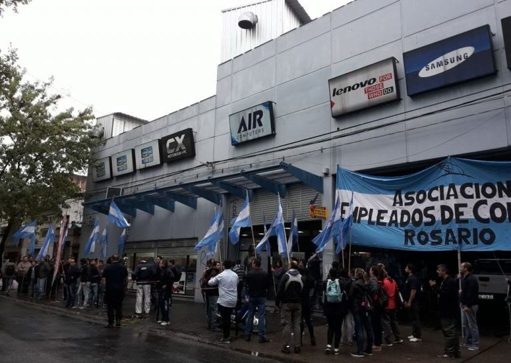 La Asociación Empleados de Comercio (AEC) protestó frente a la sede de Airoldi para pedir la reincorporación de 16 personas. (@aecrosario)