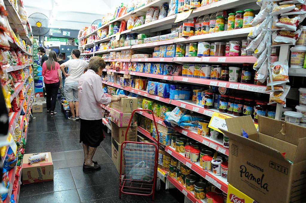 Mendoza 09 de enero de 2017 Economía
Jubilados compra supermercado
Adultos mayores son los que mas consumen en alimentos y farmacias
Griselda Donaire (95) hace sus  compras en el supermercado


Foto: Mariana Villa /Los Andes