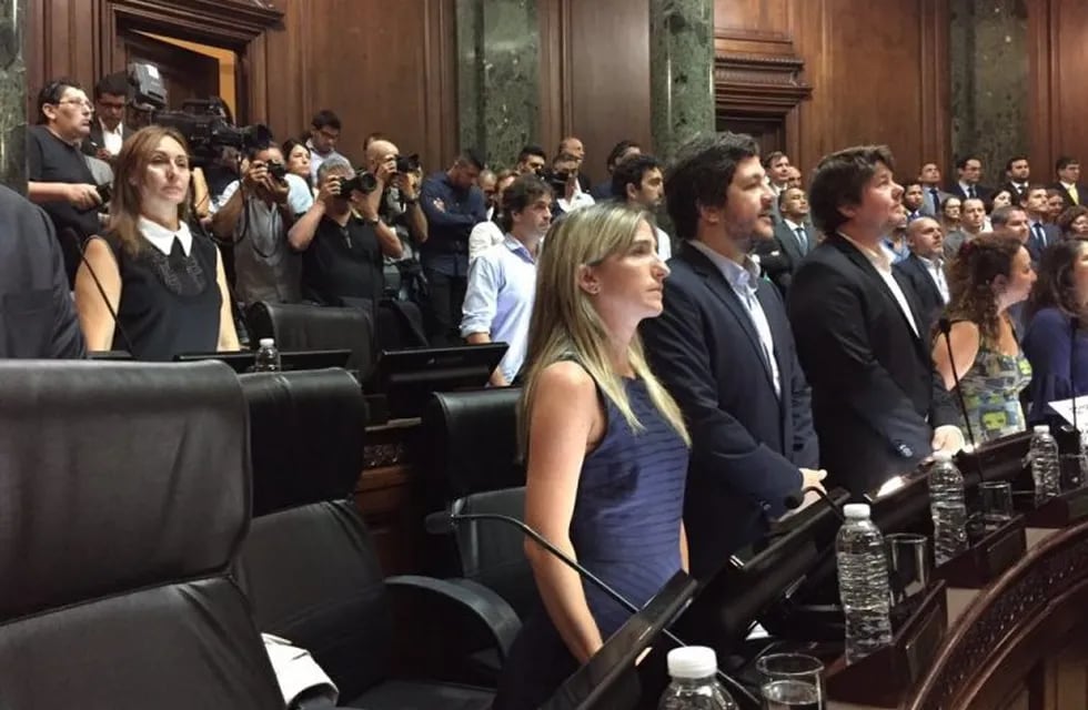 Emotivo minuto de silencio en homenaje a Débora Pérez Volpin en la Legislatura porteña.