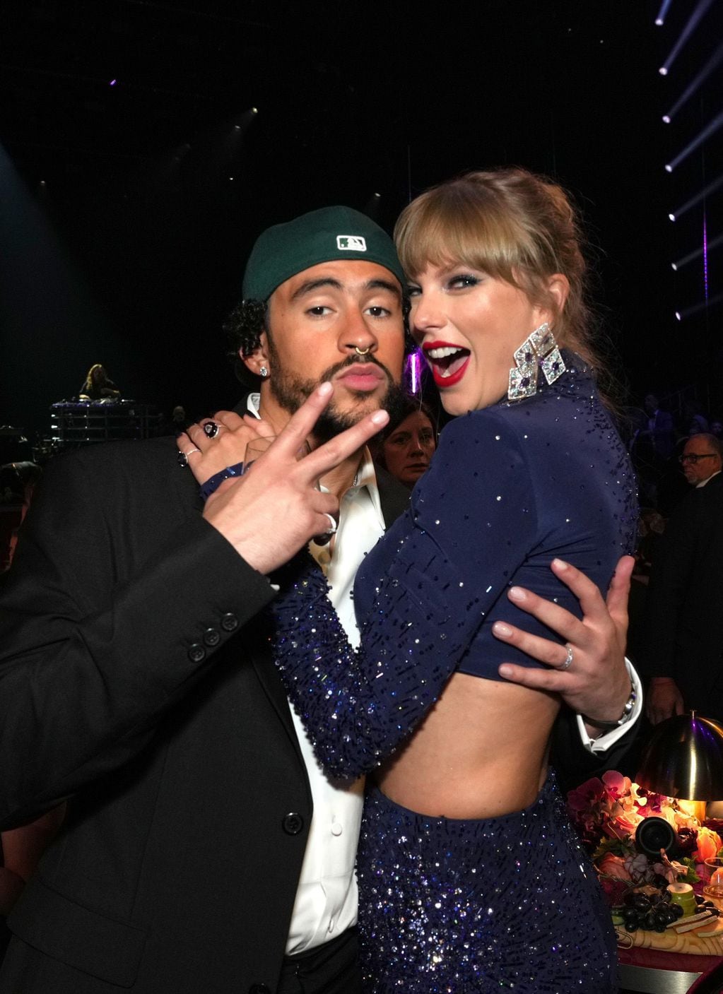 Así fue el encuentro entre Bad Bunny y Taylor Swift en los Premios Grammy 2023 que revolucionó las redes