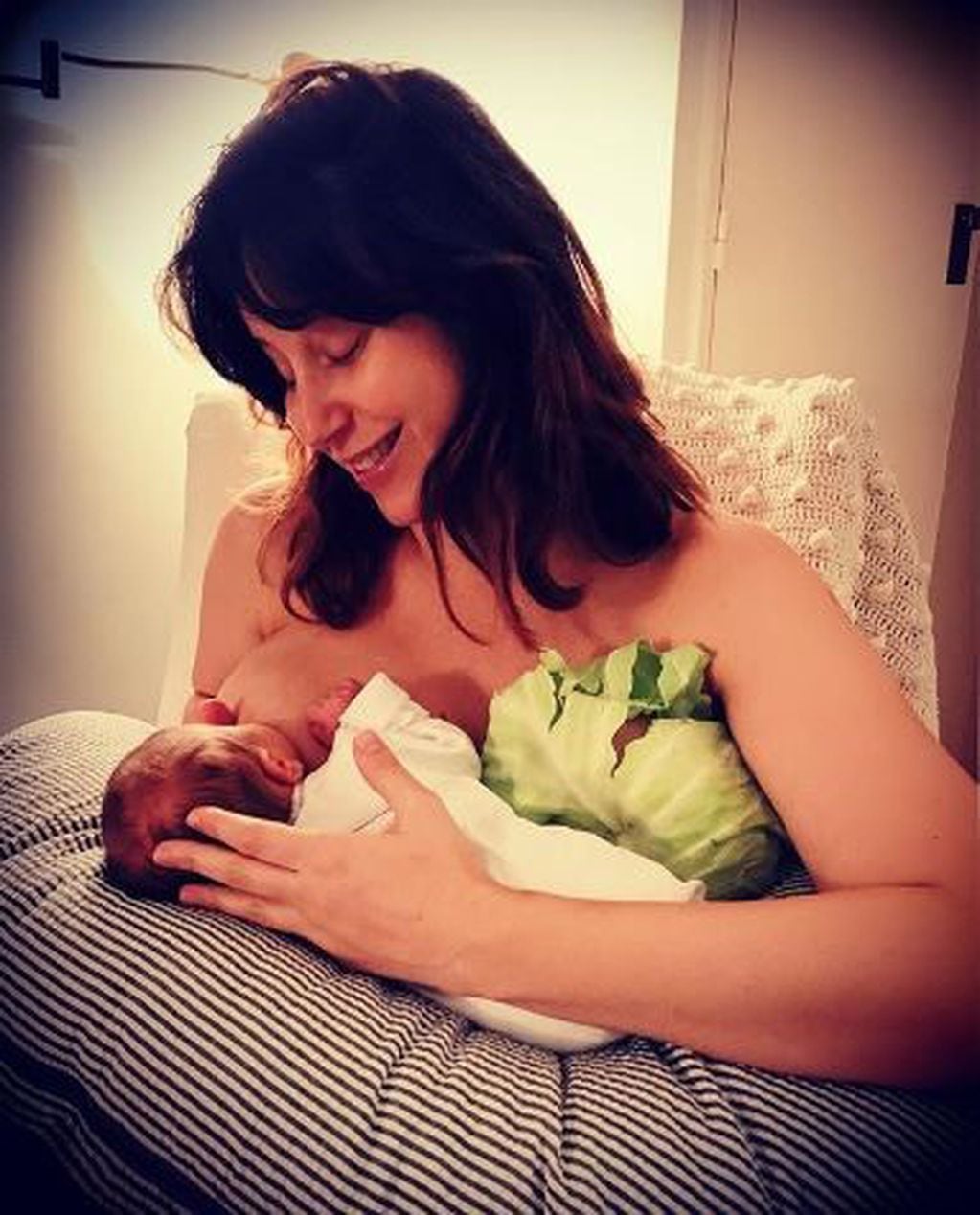 "Cayetina" compartió una tierna postal en la que se la ve amamantando a su bebé (Instagram/ julicayetina)