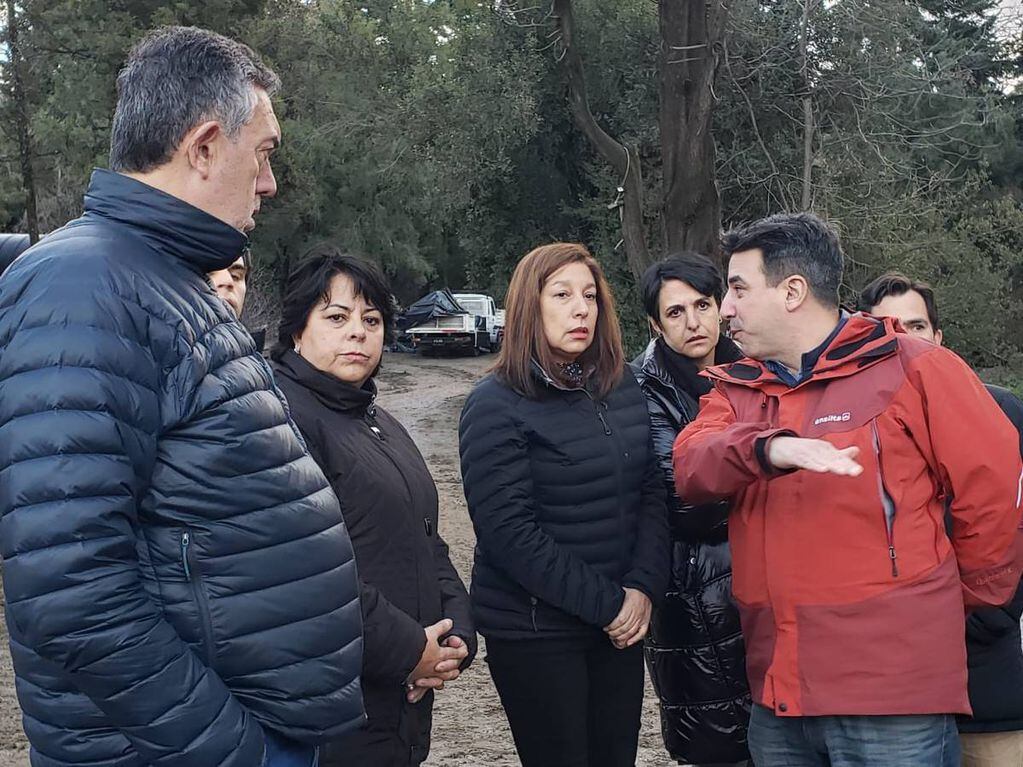 "La Gobernadora de la provincia de Río Negro, Arabela Marisa Carreras visitó Bariloche, lugar donde ocurrió la avalancha.