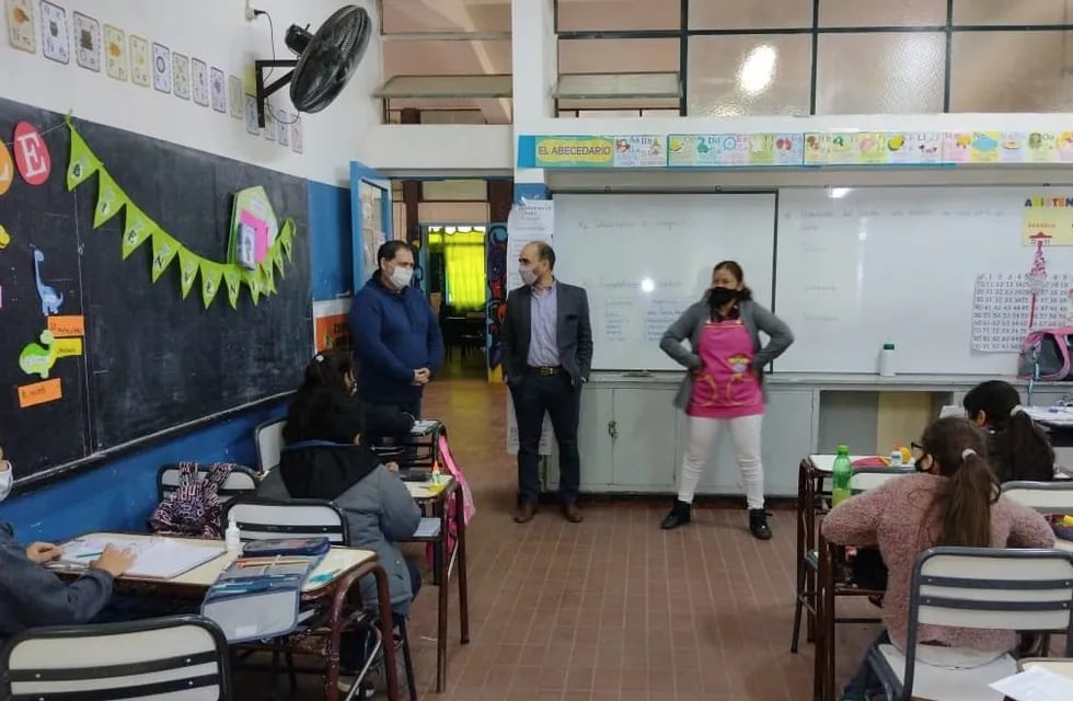 El director General de Escuelas, José Thomas, visitó el departamento de Lavalle y mantuvo una reunión con el intendente Roberto Righi.