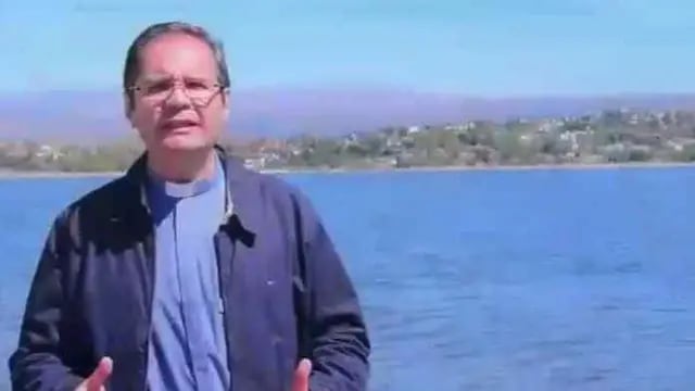 El padre Mario Bernabey dio un sermón en el que criticó la rebaja de las jubilaciones (Carlos Paz vivo)