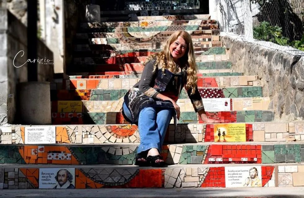 La artista Carmen Abonizzio fue la autora de cambiar la fisonomía de la vieja escalera en un espacio multicolor y con atractivo turístico.