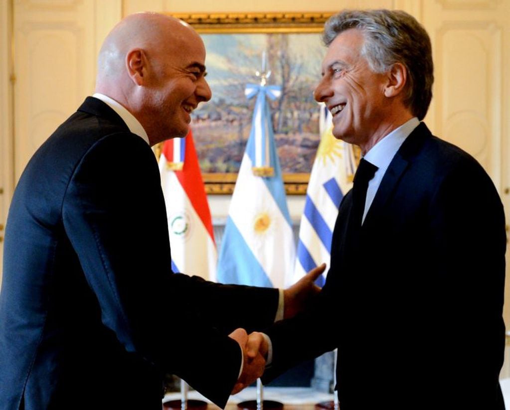 Gianni Infantino y Mauricio Macri se reunieron en Buenos Aires en octubre de 2017 con motivo de la candidatura de Argentina para organizar, junto a Uruguay y Paraguay, el Mundial 2030. FOTO: DYN/PRESIDENCIA