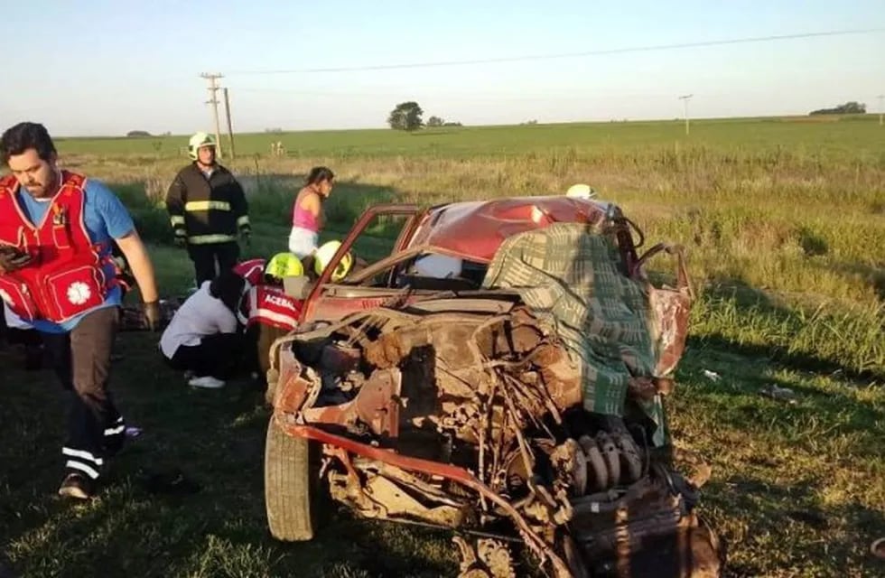 El Fiat Duna quedó destrozado tras el impacto contra otros dos vehículos. (@airelibreacebal)