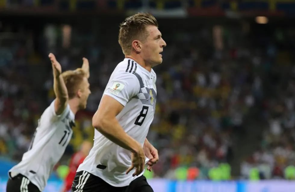 Germany's Toni Kroos (R) celebrates scoring his side's 2nd goal during the FIFA World Cup 2018 Group F soccer match between Germany and Sweden at the Fisht Stadium in Sochi, Russia, 23 June 2018. Photo: Christian Charisius/dpa