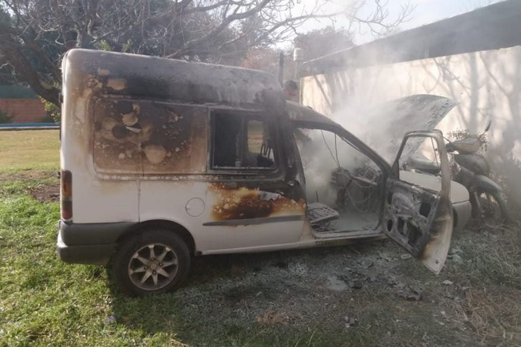 Insólito: prendió fuego su propio vehículo porque se lo llevaron al corralón (SL24)