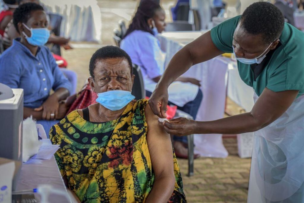 La situación de los 2 millones 950 mil casos y casi 90 mil muertes por coronavirus en Sudáfrica, lo convierten en el país más afectado del continente. 