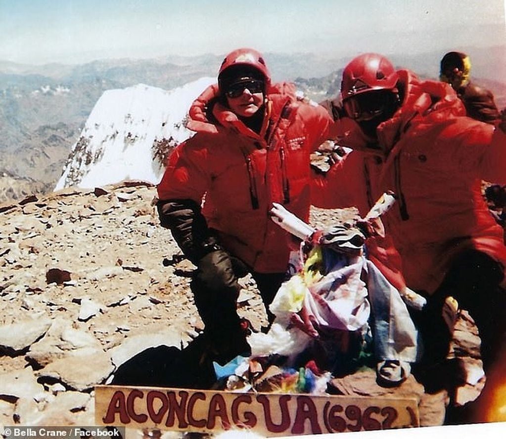 Isabella de la Houssaye y su hija, Bella Crane en la Cumbre del Aconcagua.