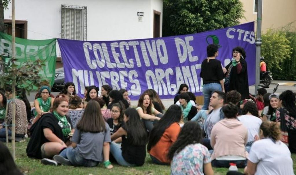Mujeres correntinas realizaron un nuevo pañuelazo. (Foto: El Litoral)