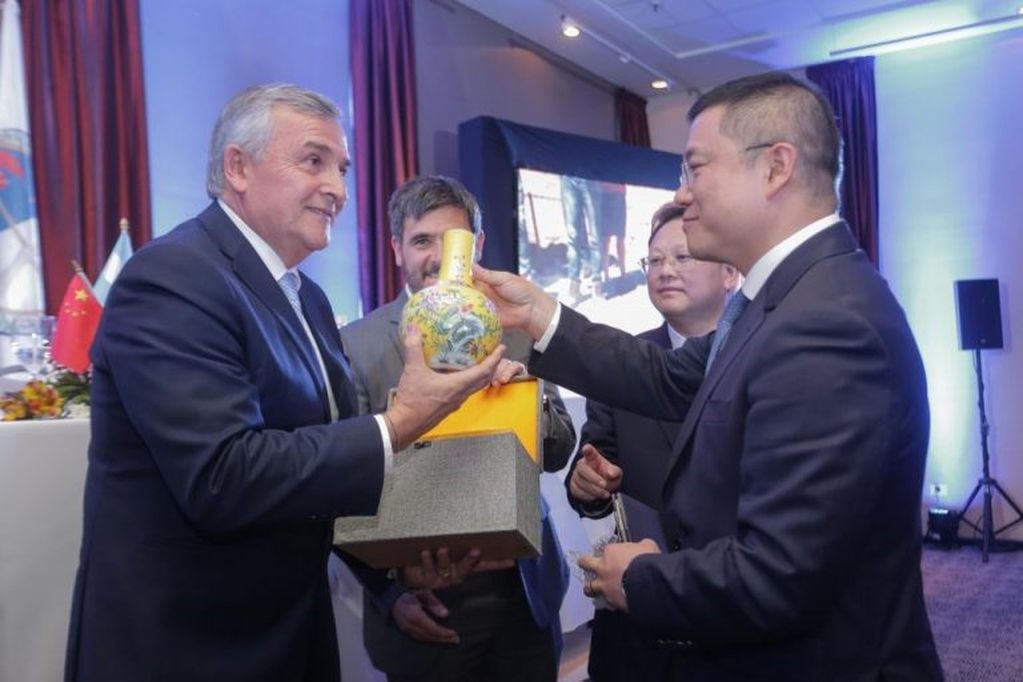 Los directivos de Ganfeng Lithium, Li Xiaosohen y Jasson Lou, entregaron un significativo obsequio al gobernador Morales, en testimonio de su gratitud por la recepción en Jujuy.