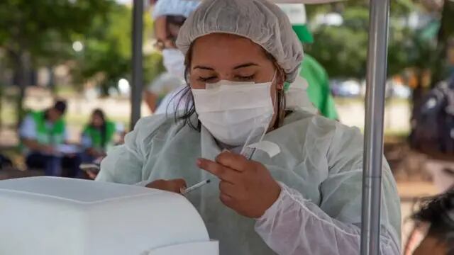 Vacunación en Posadas: más de cien personas se inocularon en la Plaza 9 de Julio
