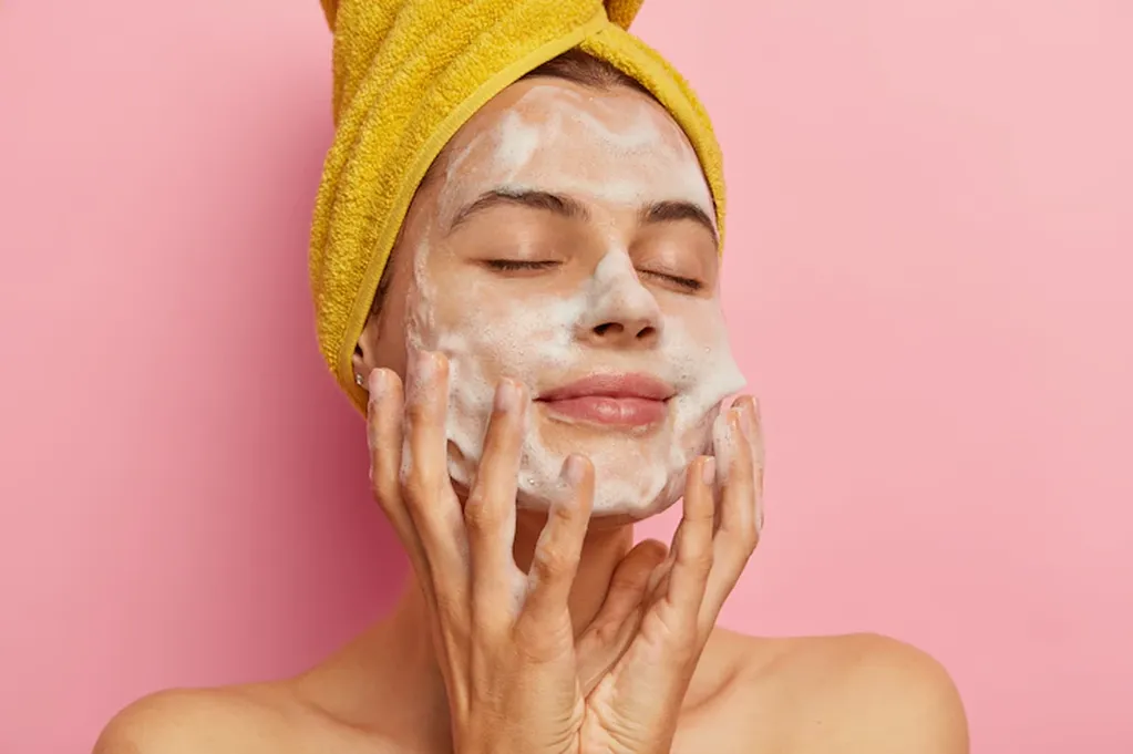 Skincare en verano: es importante estar hidratado y evitar exponer la piel a largos períodos de sol.