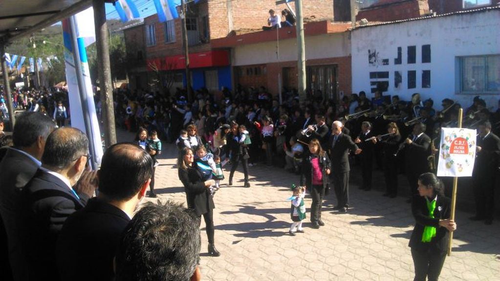 Gran cantidad de público dio marco al desfile conmemorativo realizado en el barrio 9 de Julio del sector Campo Verde de esta ciudad.