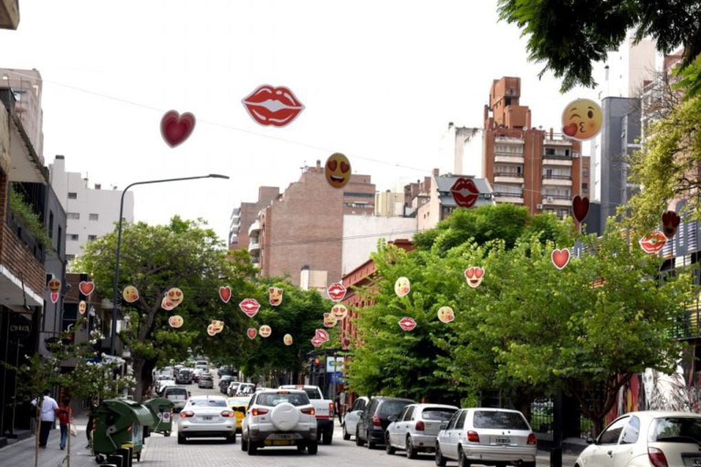 Intervención artística en barrio Güemes por el Día de los Enamorados.