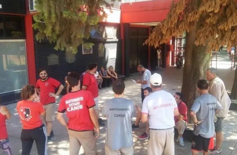 Empleados de Newell's reclaman el pago de los salarios