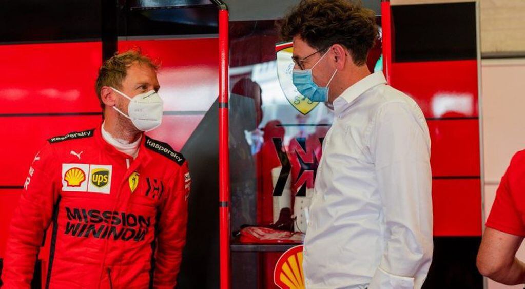 Vettel, junto al ingeniero Mattia Binotto, director de la Scuderia Ferrari de F1.
