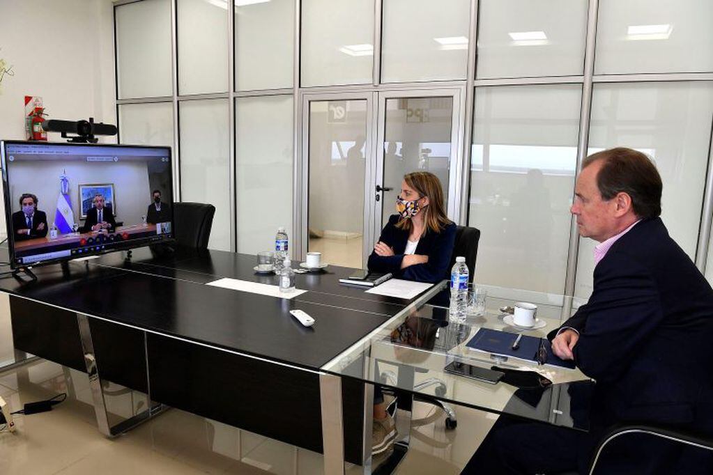 Gustavo Bordet junto a la vicegobernadora Laura Stratta, mantuvo un conferencia de prensa con el presidente Alberto Fernández