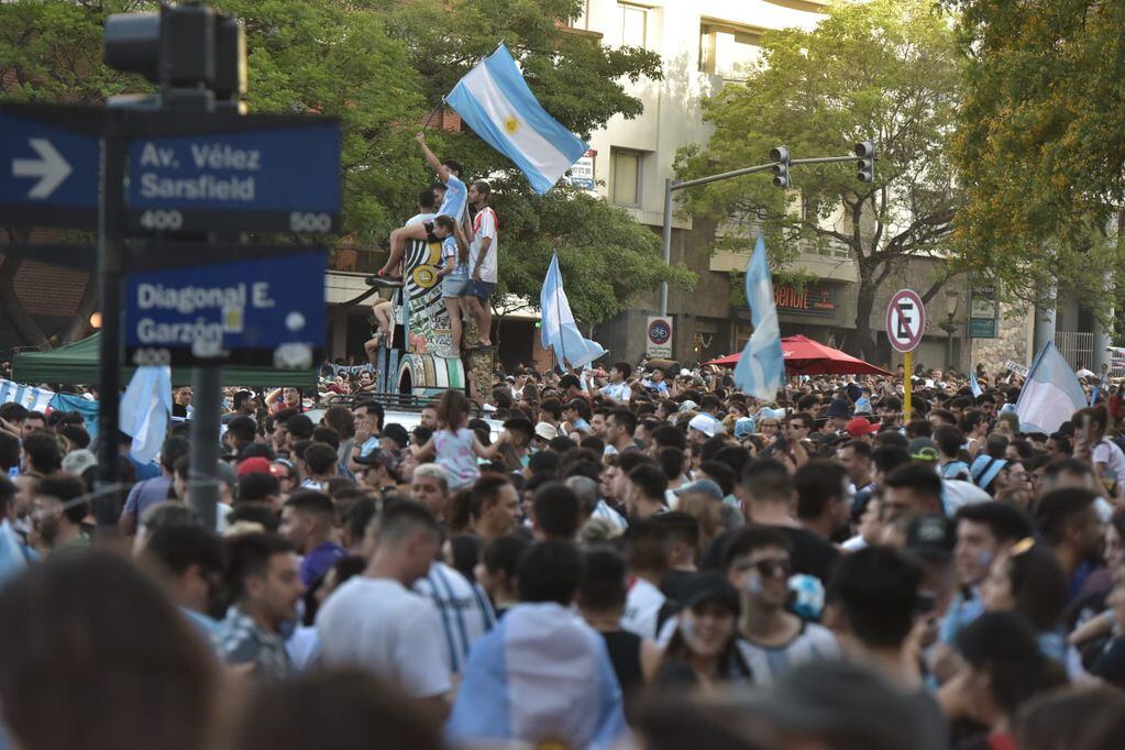 Una multitud se congregó en el Patio Olmos después del partido entre Argentina y Australia. (Facundo Luque / La Voz)