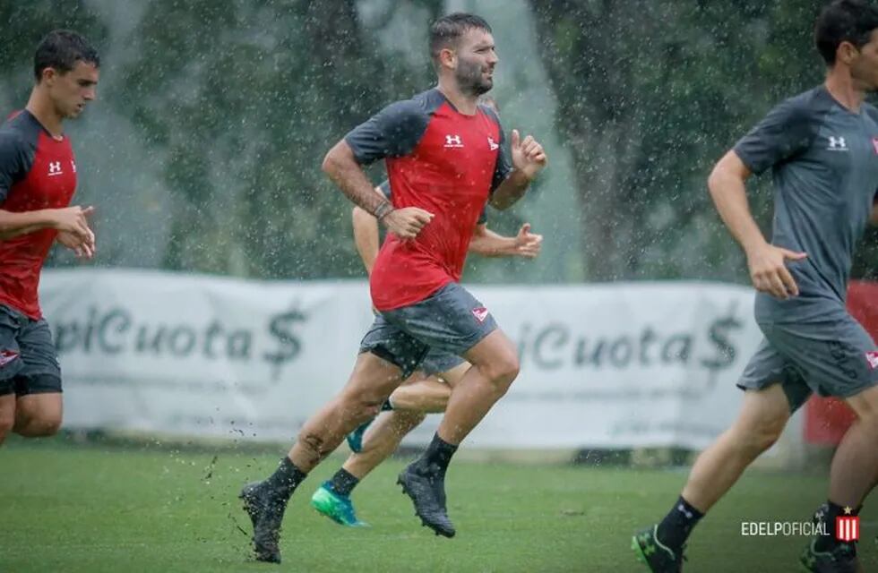 El entrenamiento de Estudiantes bajo la lluvia (Foto: @EdelpOficial)\n·