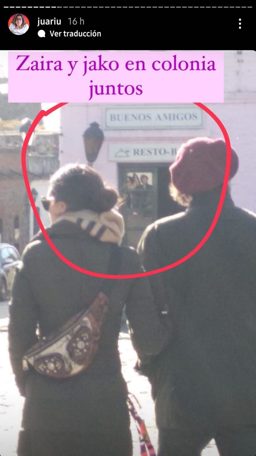 Juariu compartió una foto de la pareja caminando por las calles uruguayas (Captura de pantalla).