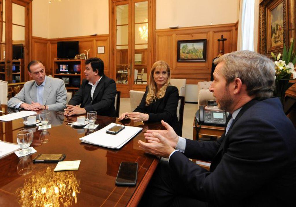 Verónica Magrario reunida con el Ministro del Interior, obras públicas y vivienda, Rogelio Frigerio en una reunión (Foto: Presidencia)