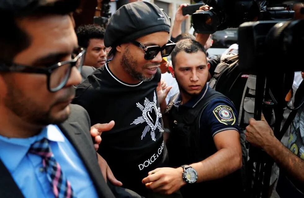 Ronaldinho fue liberado tras declarar durante siete horas en la Fiscalía de Paraguay. (AP)