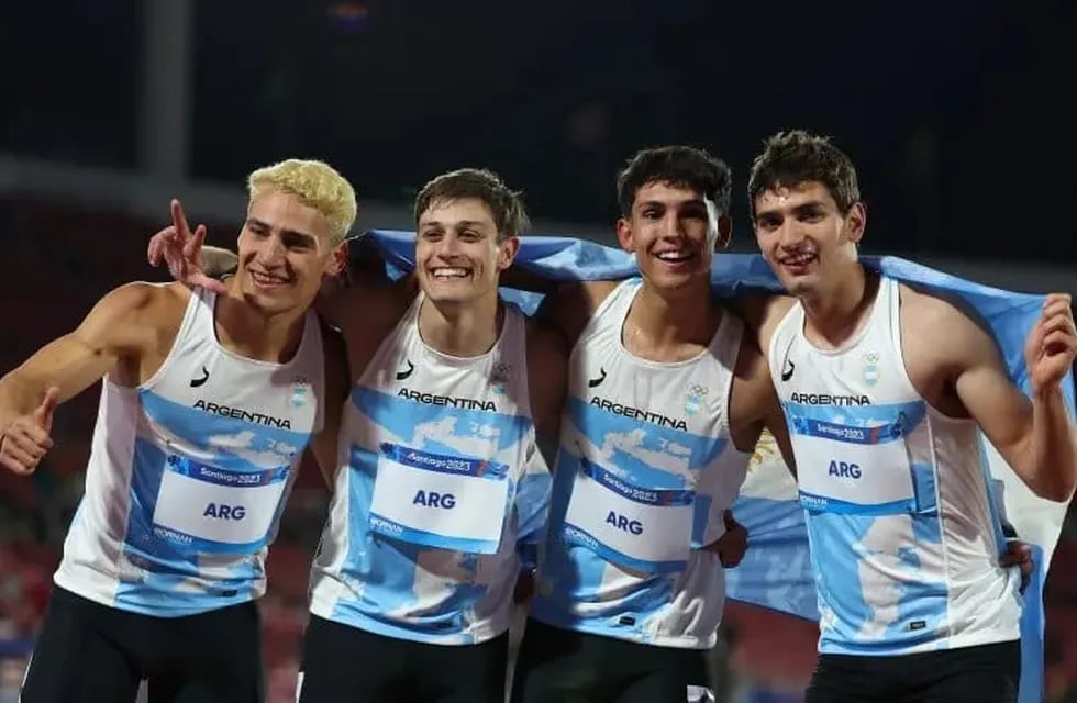 Tomás Mondino (tercero) junto al resto del equipo argentino de la posta 4x100 que consiguió la medalla de bronce en los Juegos Panamericanos