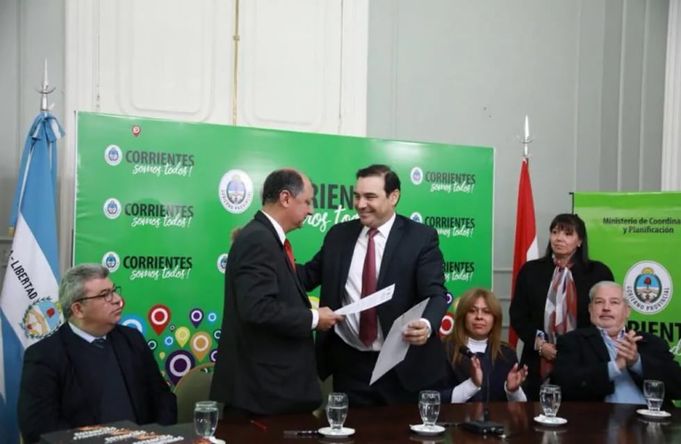 Gustavo Valdés junto a el titular del Servicio Nacional de Calidad y Sanidad Vegetal y de Semillas, Oscar Cabrera Narváez de Paraguay.