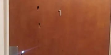 Puerta destrozada tras un intento de robo