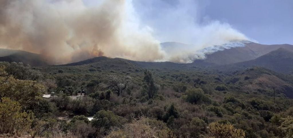 Imágenes impactantes del incendio al norte de Punilla. (Foto: Twitter / Gob. de Córdoba).