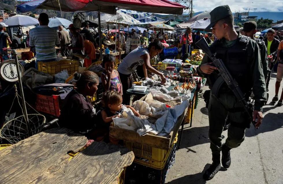 Nicolás Maduro ordenó a la Guardia Nacional ntervenir varios mercados municipales de Venezuela (AFP)