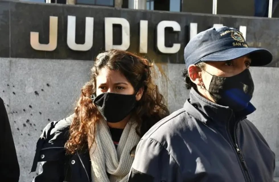 Yamila Cialone, mamá de Guadalupe Lucero, a la salida del Poder Judicial de San Luis.