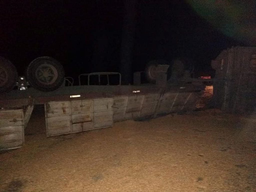 Un camión volcó en Villa Concepción del Tio