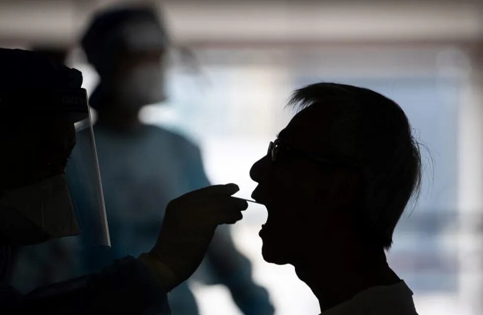 Hong Kong (China), 23/07/2020.- A taxi driver (R) undergoes a swab test at a makeshift COVID-19 testing lab in a parking lot in Hong Kong, China, 23 July 2020. The city has seen record surges in COVID-19 cases in the past couple of weeks and some health experts have suggested that Hong Kong may have to go into lockdown. EFE/EPA/JEROME FAVRE