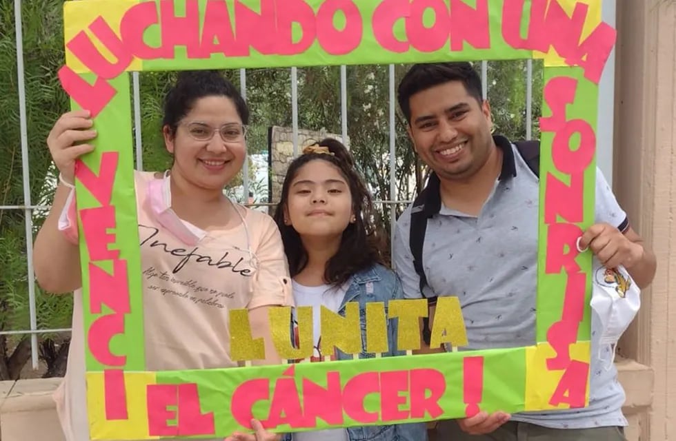 A sus siete años y acompañada de su familia, Luna venció el cancer