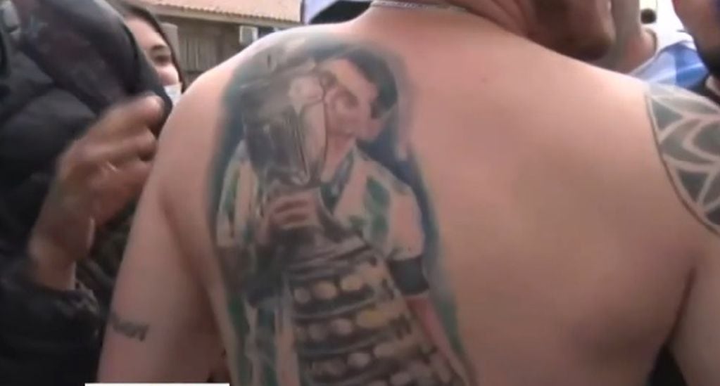 El tatuaje del hincha que se arrodilló ante Messi en Mendoza, tiene a Messi levantando la Copa América en Brasil.