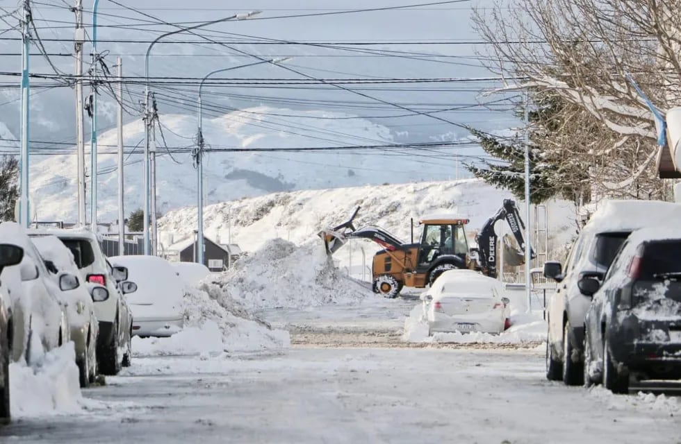 En el marco del operativo invierno la Municipalidad de Ushuaia, ubicado en Defensa Civil, solicitan a los vecinos y vecinas “precaución al transitar en las diferentes arterias de la ciudad".